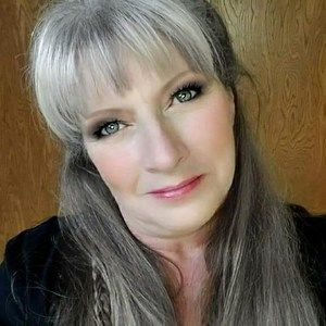 Meet your Posher, Becca